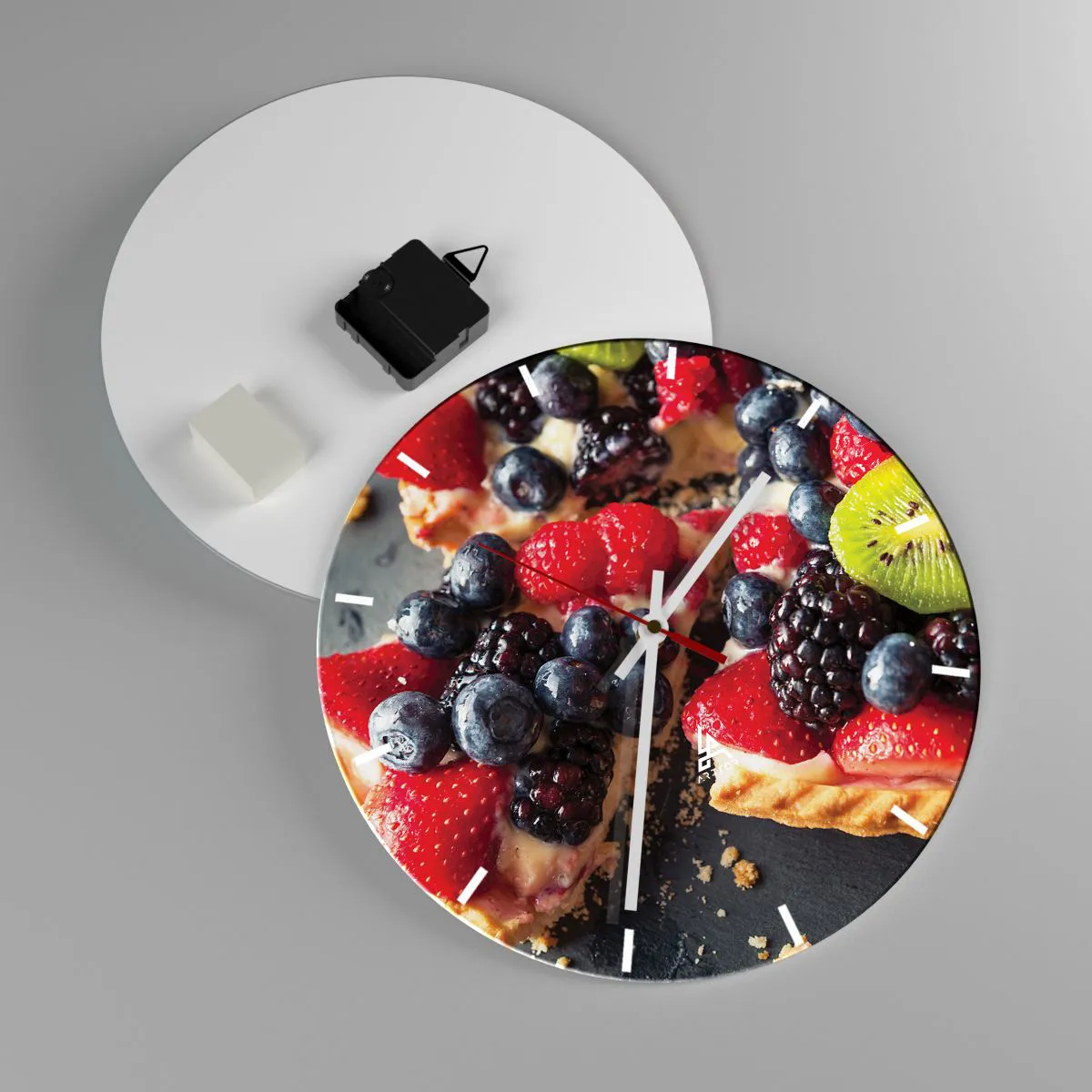 Relógio de parede - Relógio em vidro - Sobremesa de frutas com frutas vermelhas e kiwi em um fundo preto - 30x30cm - Dolce vita! - Decoração de parede moderna para a sala de estar, cozinha e quarto ARTTOR