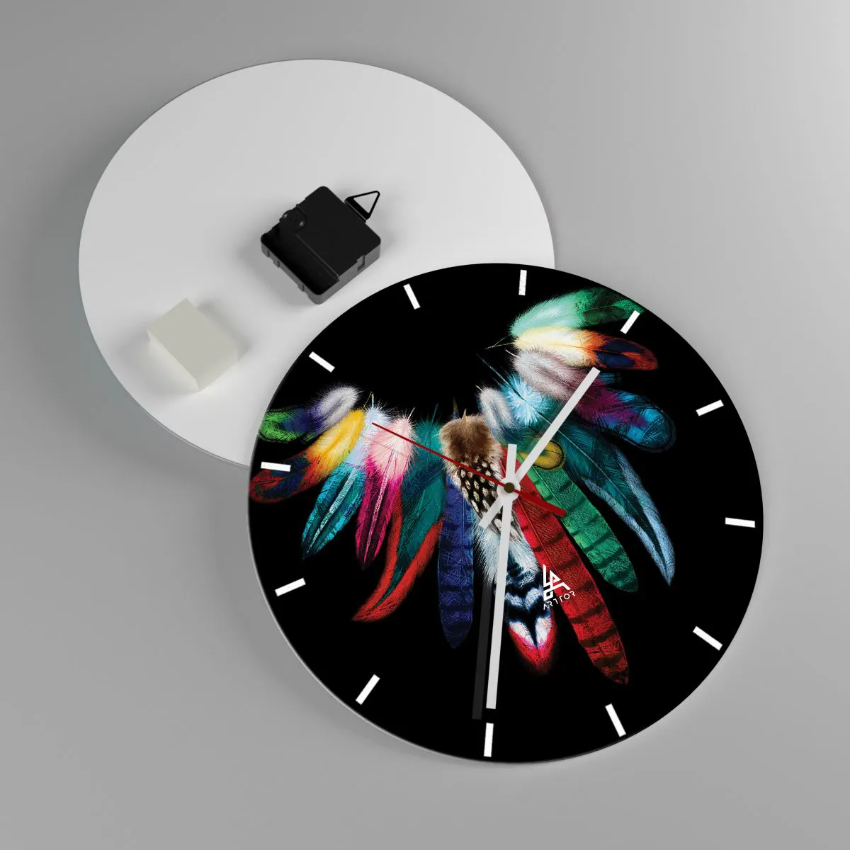 Väggklocka - Klocka på glas - Färgglada fjädrar på svart bakgrund - 30x30cm - Indianskt halsband - Modern väggdekoration för vardagsrum, kök och sovrum ARTTOR
