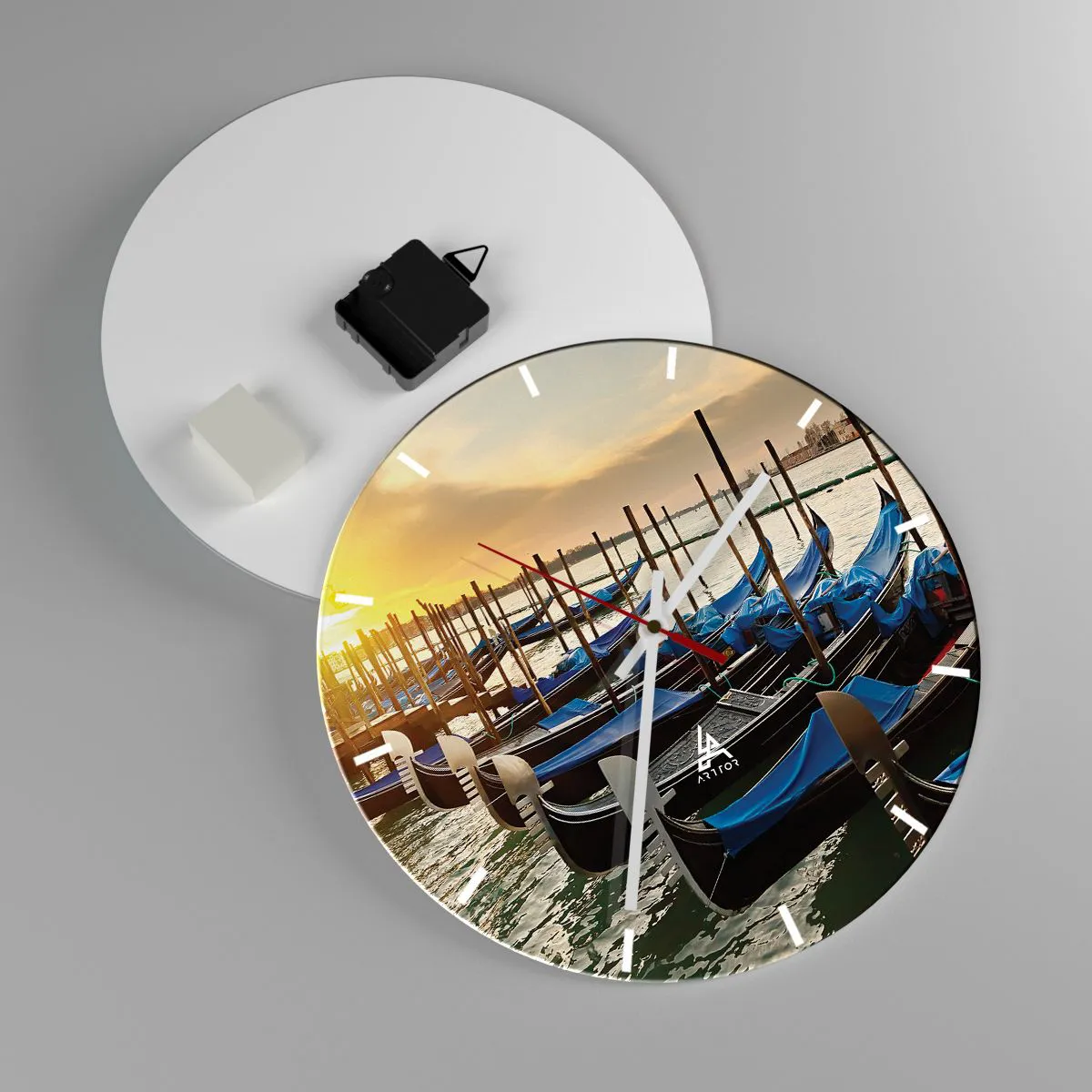 Ceas de perete - Ceas pe sticlă - Gondole ancorate pe apă la apus, cu vedere la oraș - 30x30cm - Înainte de a începe agitația - Decorațiune modernă pentru perete pentru living, bucătărie și dormitor ARTTOR