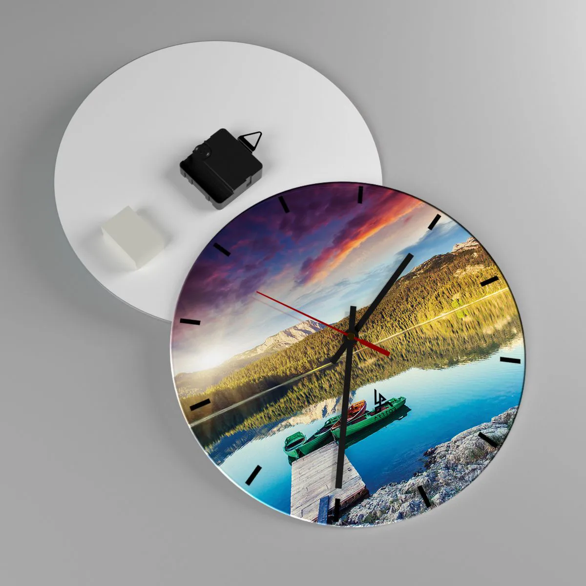 Relógio de parede - Relógio em vidro - Um mostrador de relógio com vista para um lago com barcos de madeira no píer - 30x30cm - Sobre a água tão lisa como um espelho - Decoração de parede moderna para a sala de estar, cozinha e quarto ARTTOR