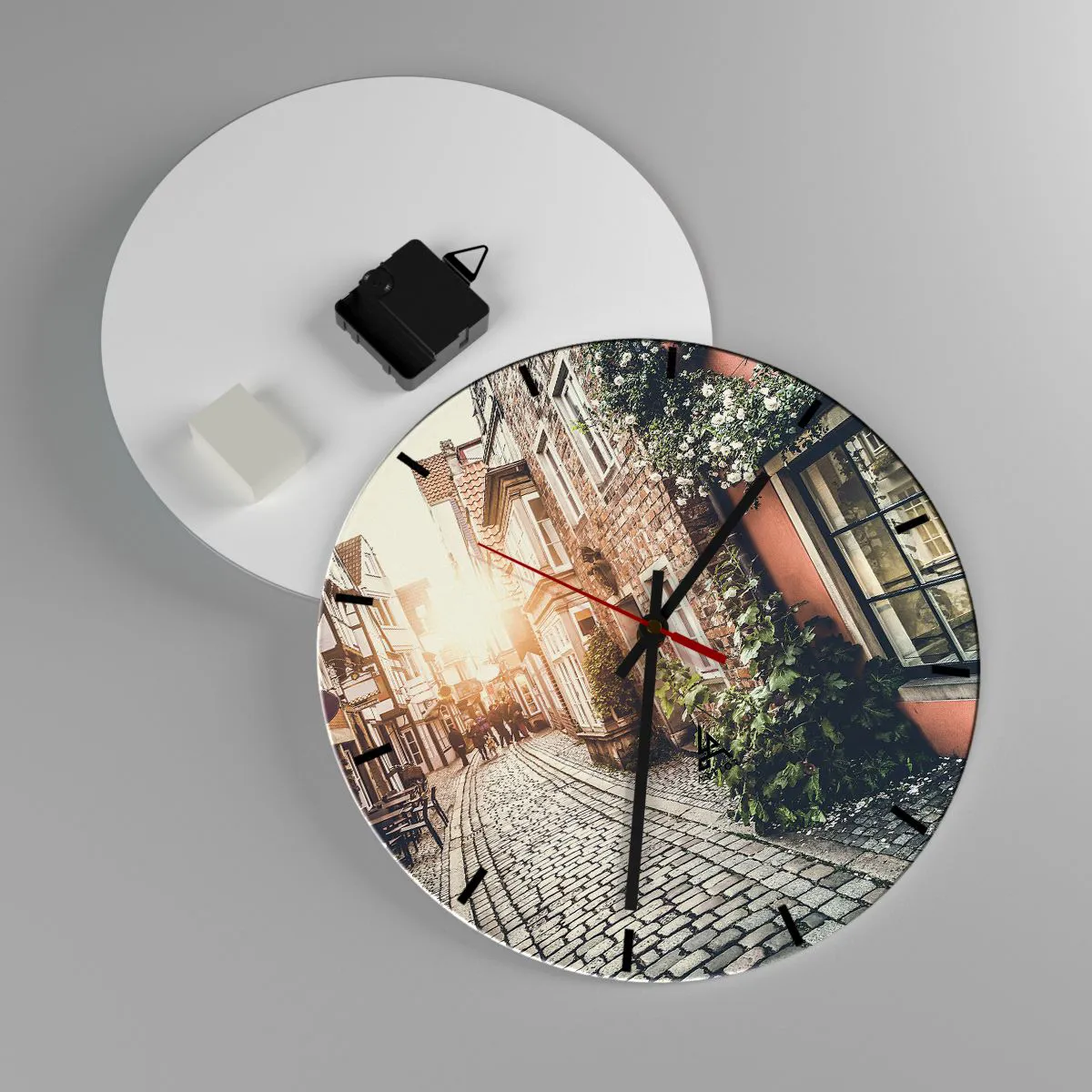 Ceas de perete - Ceas pe sticlă - O stradă pitorească cu case de locuit și trandafiri în lumina apusului - 30x30cm - Străduță în splendoare roz - Decorațiune modernă pentru perete pentru living, bucătărie și dormitor ARTTOR