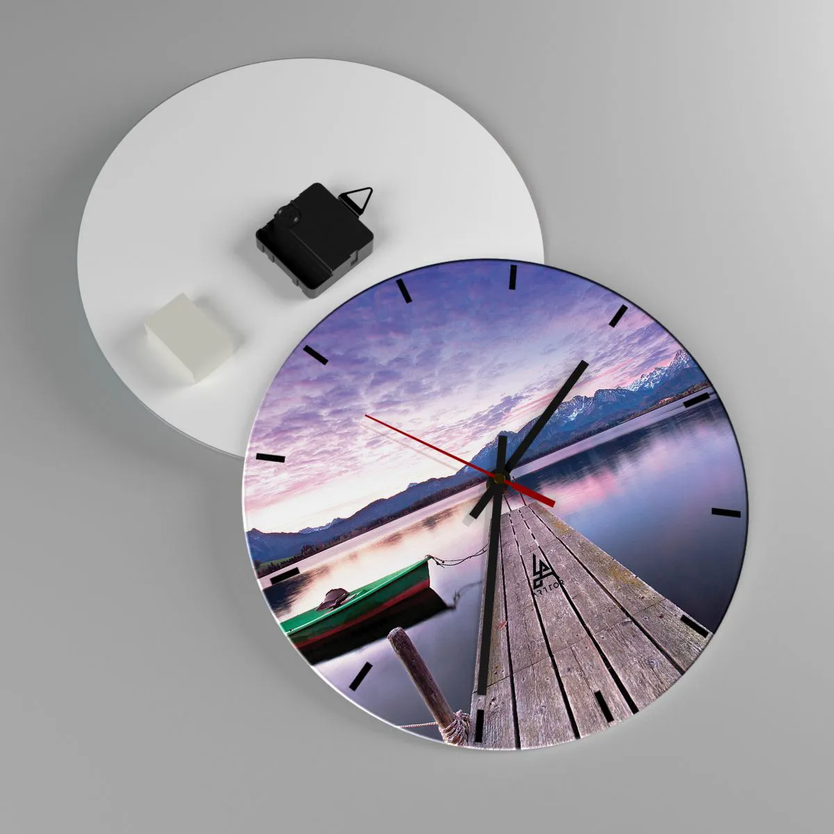 Reloj de pared - Reloj de vidrio - Un muelle en un lago con un barco frente a un paisaje de montaña al atardecer. - 30x30cm - Un silencio amistoso - Decoración de pared moderna para salón, cocina y dormitorio ARTTOR