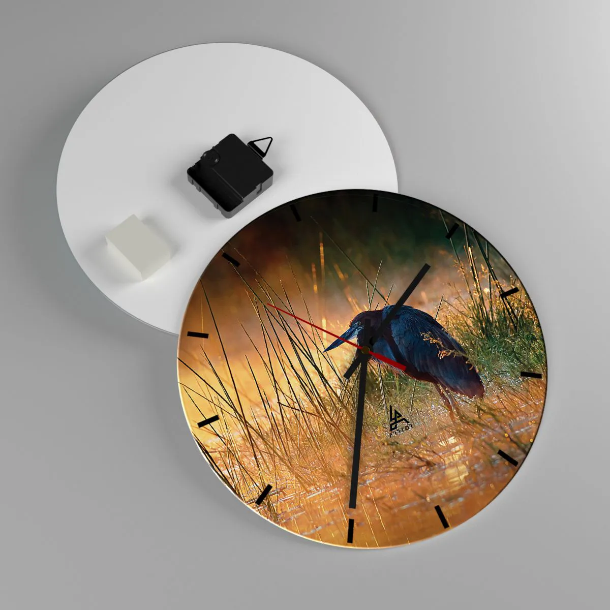 Vægur, Uret - En hejre mod en baggrund af græs i det varme morgenlys - 30x30cm - Giv mig en chance med disse billeder - Moderne vægdekoration til stue, køkken og soveværelse ARTTOR