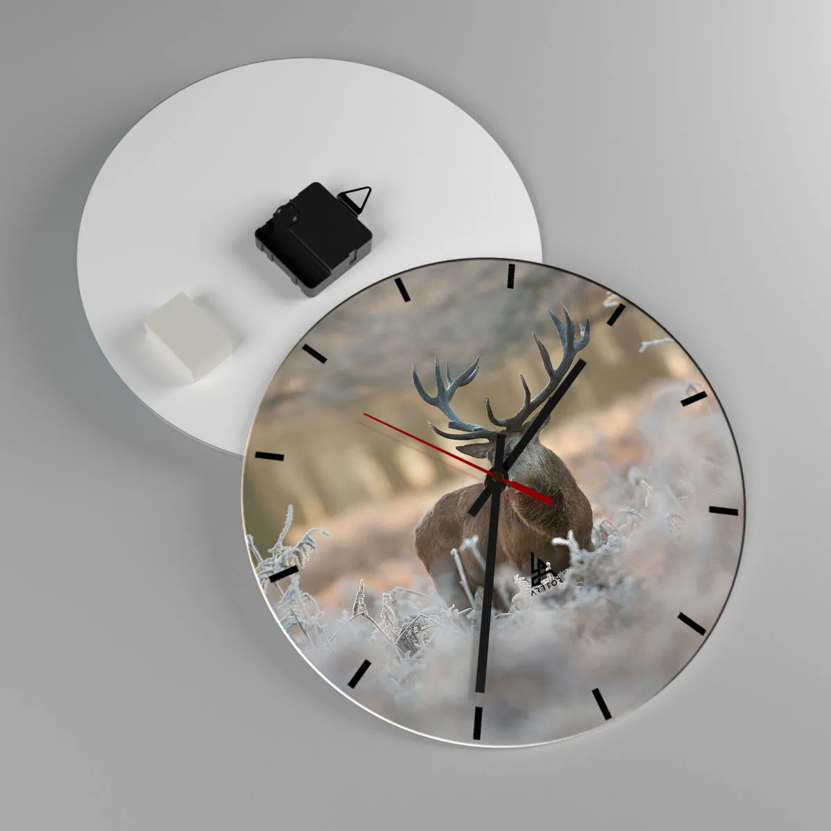 Nástenné hodiny - Jeleň v zimnej krajine so zamrznutou lúkou v pozadí - 30x30cm - Svieže ráno - Moderná nástenná dekorácia do obývacej izby, kuchyne a spálne ARTTOR