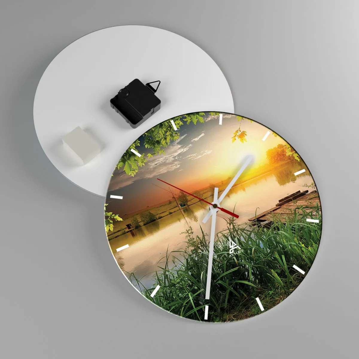 Nástěnné hodiny - Malebný výhled na jezero při západu slunce - 30x30cm - Krajina v zeleném rámu - Moderní nástěnná dekorace do obývacího pokoje, kuchyně a ložnice ARTTOR