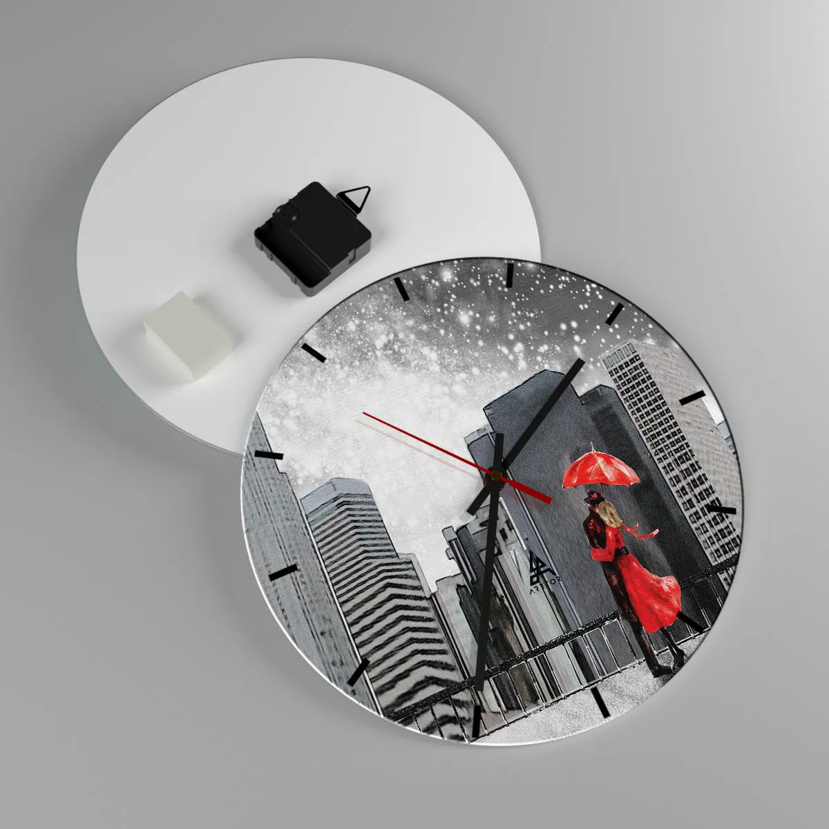 Nástěnné hodiny - Pár pod červeným deštníkem s městem v pozadí - 30x30cm - Člověk není kámen - Moderní nástěnná dekorace do obývacího pokoje, kuchyně a ložnice ARTTOR