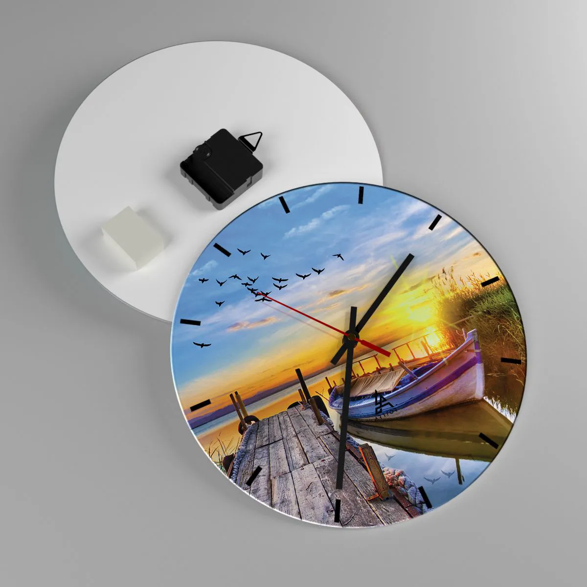 Relógio de parede - Relógio em vidro - Um barco no cais com o pôr do sol como pano de fundo - 30x30cm - Adeus, até amanhã - Decoração de parede moderna para a sala de estar, cozinha e quarto ARTTOR