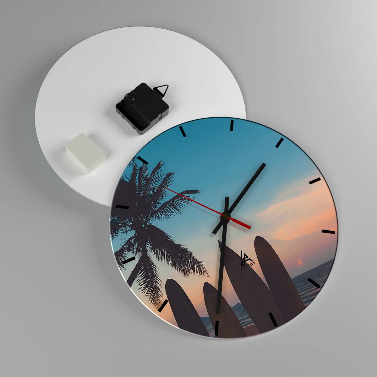 Wanduhr - Glasuhr - Strand mit Palme und Surfbrettern im Hintergrund - 30x30cm - Morgen wird es auch lustig - Moderne Wanddekoration für Wohnzimmer, Küche und Schlafzimmer ARTTOR