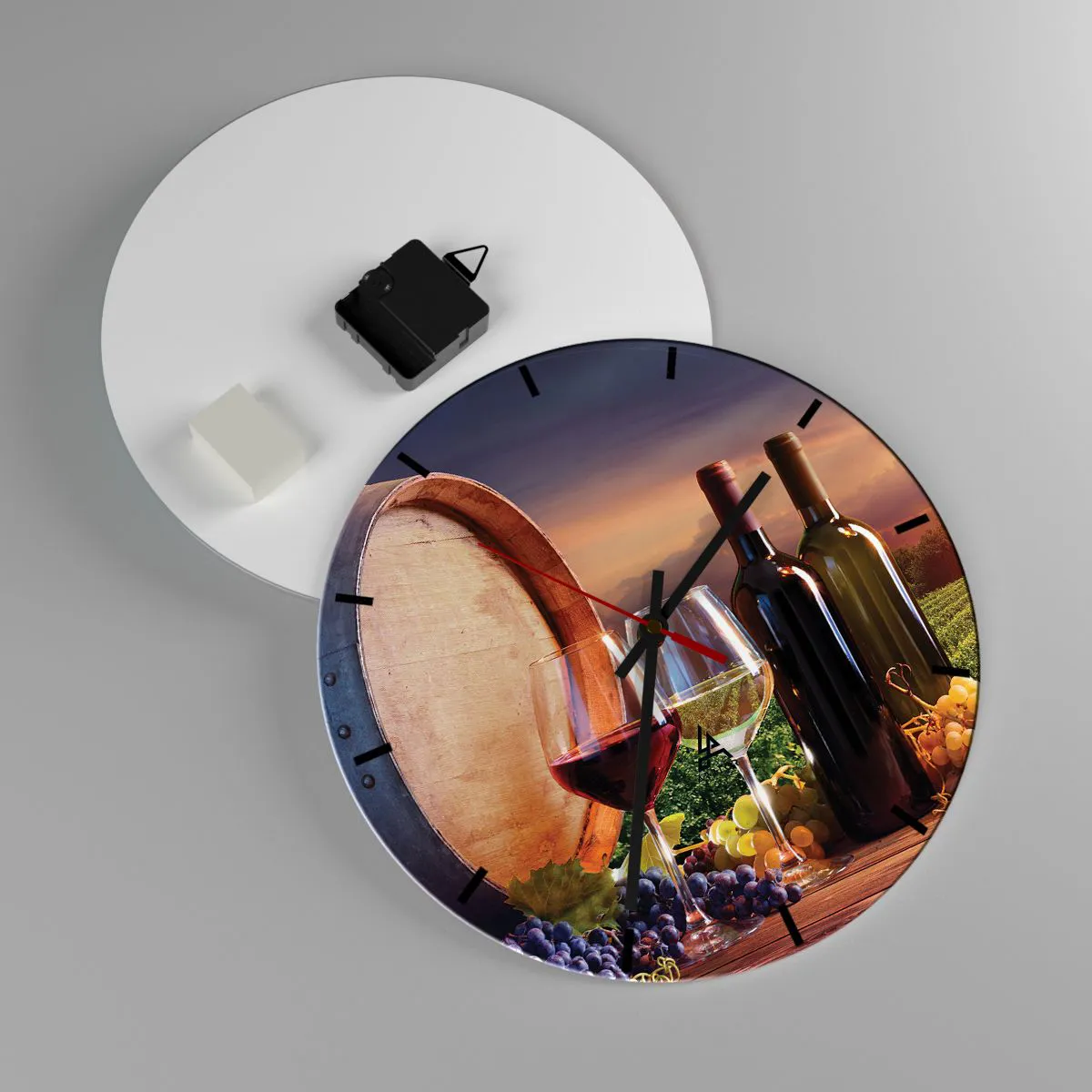 Nástěnné hodiny - Víno, sklenice a sud na pozadí zapadajícího slunce - 30x30cm - Tady má život chuť - Moderní nástěnná dekorace do obývacího pokoje, kuchyně a ložnice ARTTOR