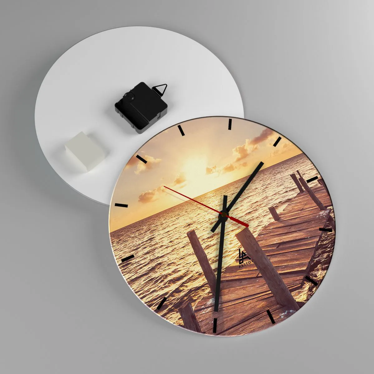 Väggklocka - Klocka på glas - Träbrygga vid solnedgången - 30x30cm - Gyllene mildhetslandskap - Modern väggdekoration för vardagsrum, kök och sovrum ARTTOR