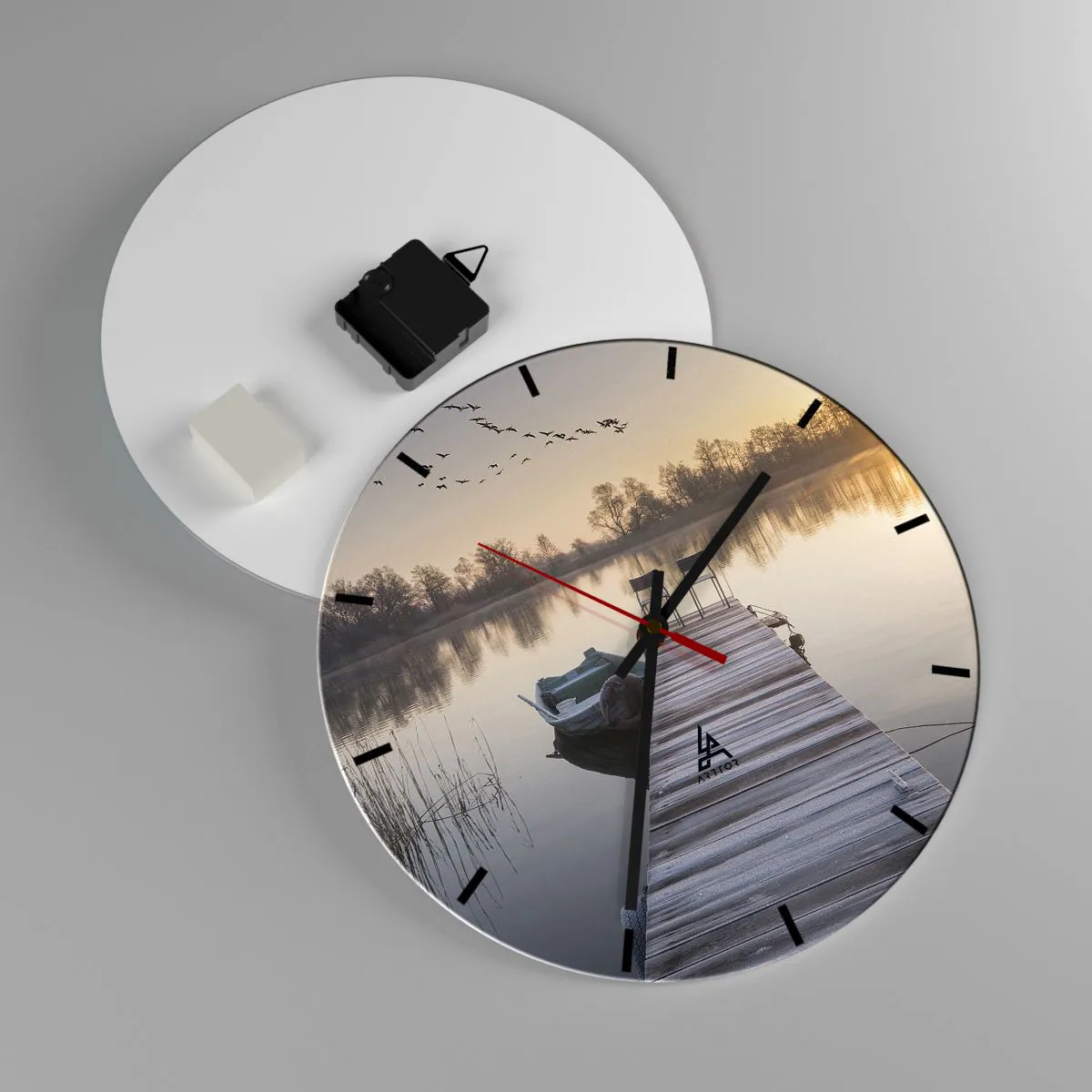 Horloge murale - Pendule murale - Une jetée avec un bateau au lever du soleil sur le lac - 30x30cm - Je reviendrai - Décoration murale moderne pour le salon, la cuisine et la chambre ARTTOR