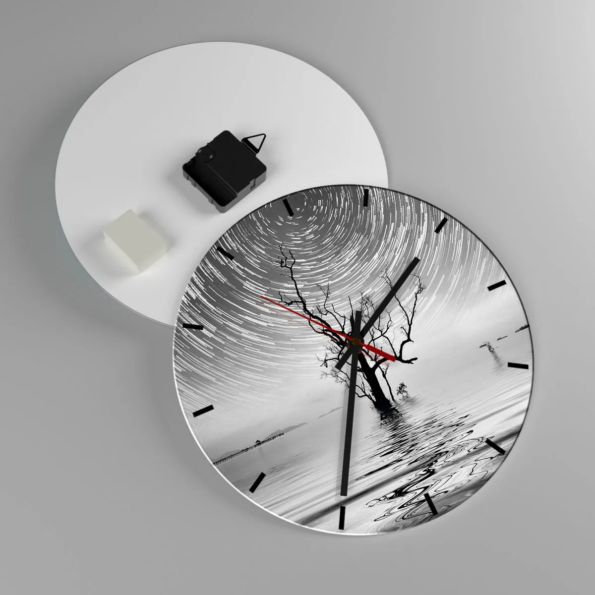 Ceas de perete - Ceas pe sticlă - Peisaj alb-negru cu un copac pe apă și cercuri de stele - 30x30cm - O simfonie a naturii - Decorațiune modernă pentru perete pentru living, bucătărie și dormitor ARTTOR