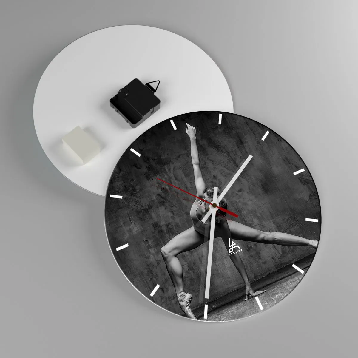 Relógio de parede - Relógio em vidro - Uma bailarina em uma pose dinâmica tendo como pano de fundo uma parede industrial rústica. - 30x30cm - O equilíbrio ideal - Decoração de parede moderna para a sala de estar, cozinha e quarto ARTTOR