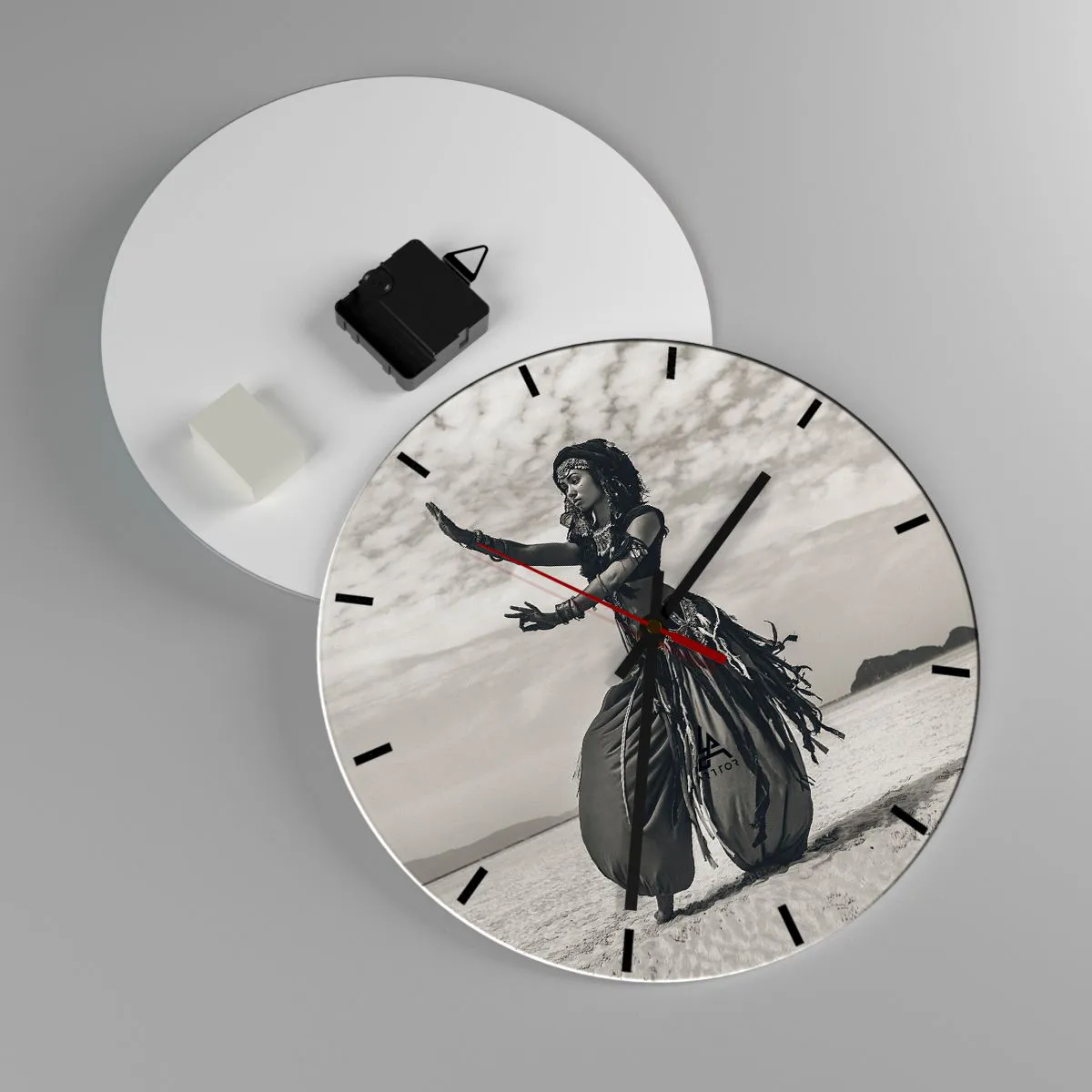 Ceas de perete - Ceas pe sticlă - Fotografie alb-negru a unei femei dansând pe plajă - 30x30cm - Dansul insulelor sudice - Decorațiune modernă pentru perete pentru living, bucătărie și dormitor ARTTOR