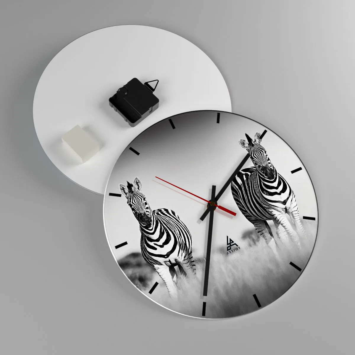 Vægur, Uret - To zebraer i savannen i sort og hvid - 30x30cm - Og alligevel er verden sort og hvid - Moderne vægdekoration til stue, køkken og soveværelse ARTTOR