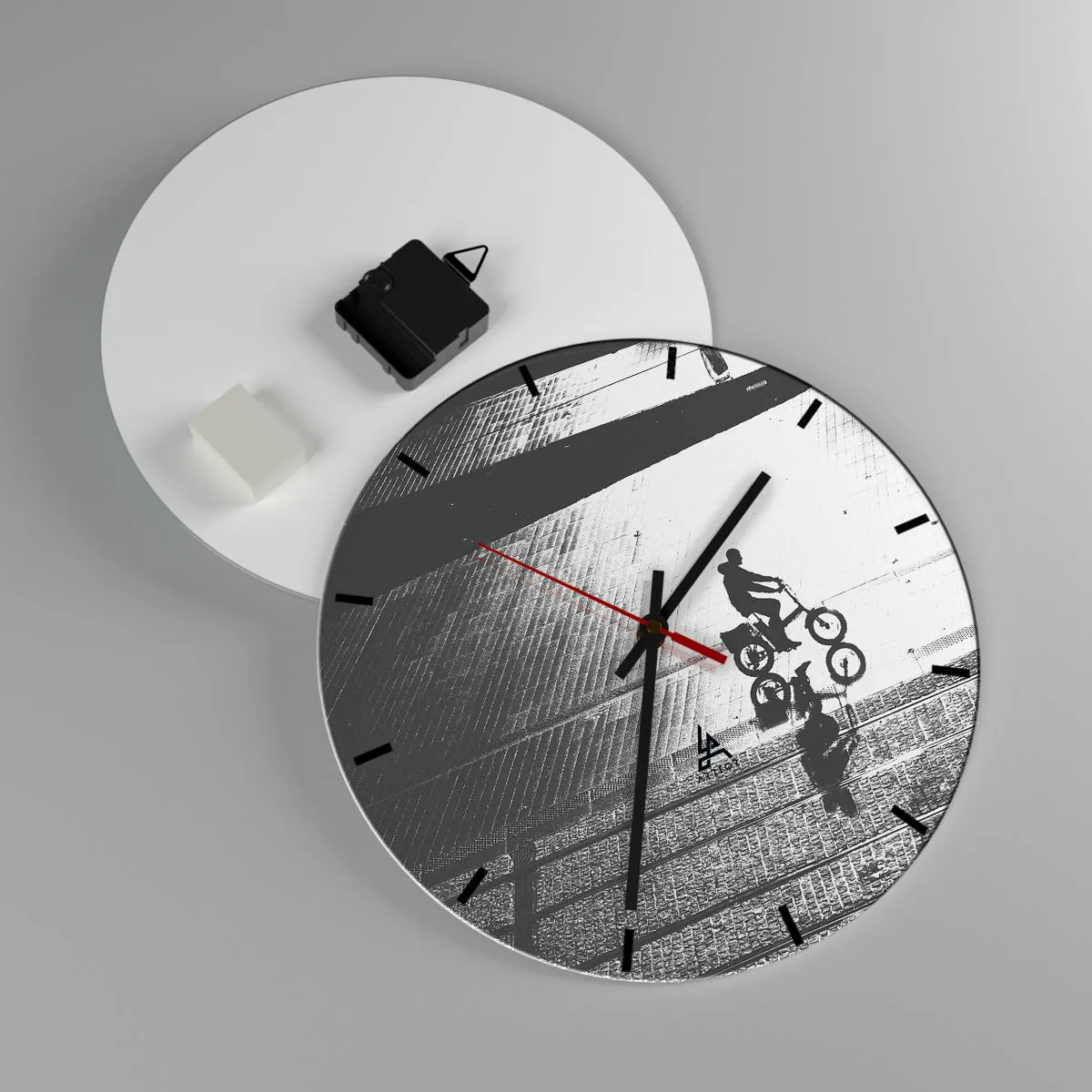 Nástenné hodiny - Čiernobiela silueta cyklistu a jeho odraz v mláke. - 30x30cm - Dopredu, cez mesto - Moderná nástenná dekorácia do obývacej izby, kuchyne a spálne ARTTOR