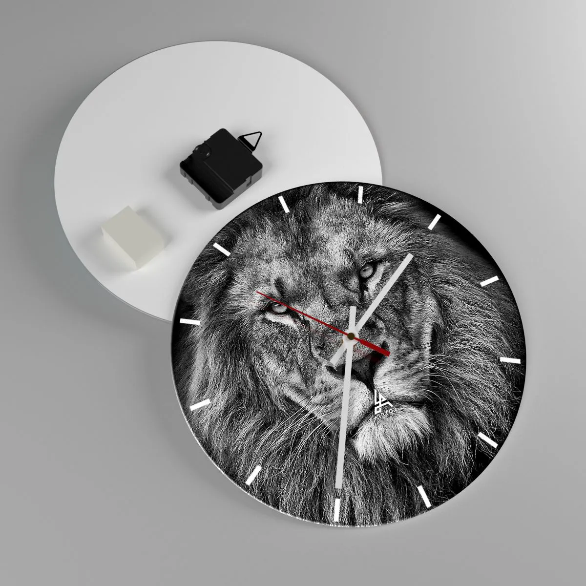 Relógio de parede - Relógio em vidro - Retrato em preto e branco de um leão majestoso - 30x30cm - Em trajes de coroação - Decoração de parede moderna para a sala de estar, cozinha e quarto ARTTOR