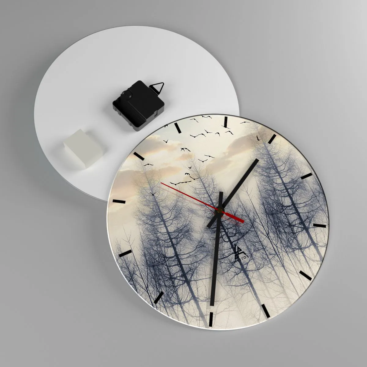 Reloj de pared - Reloj de vidrio - Un paisaje brumoso con árboles y pájaros volando. - 30x30cm - Espíritus del bosque - Decoración de pared moderna para salón, cocina y dormitorio ARTTOR