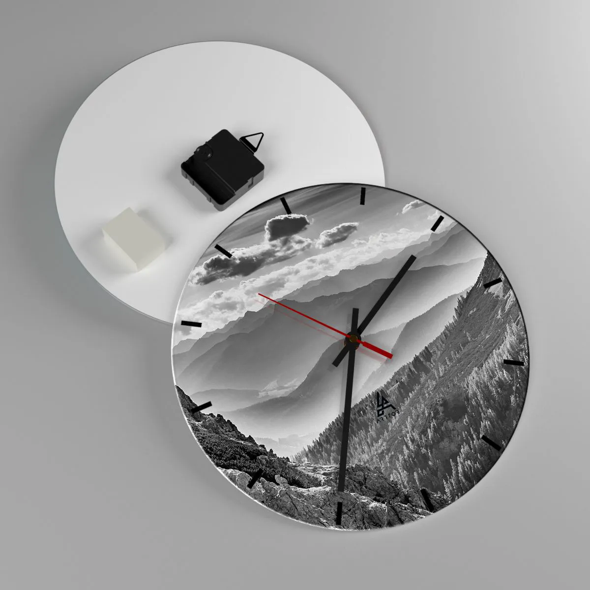 Nástenné hodiny - Čiernobiela horská krajina s vrstvami hmly a oblakov - 30x30cm - Až k horizontu - Moderná nástenná dekorácia do obývacej izby, kuchyne a spálne ARTTOR