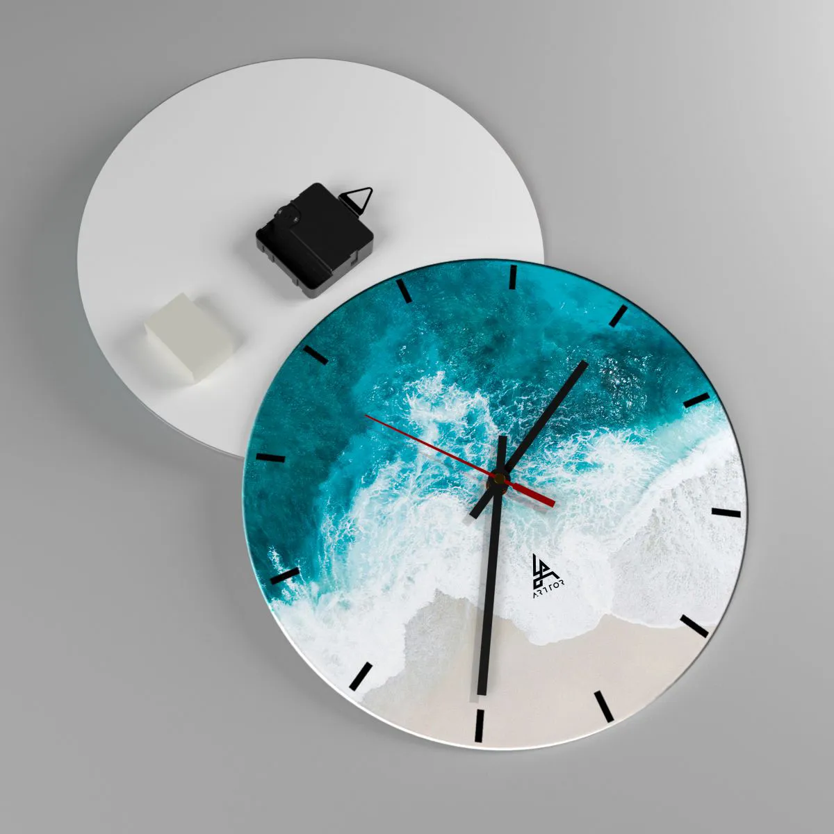 Vægur, Uret - Fugleperspektiv af havbølger, der slår mod en sandstrand - 30x30cm - Naturlig kærtegn - Moderne vægdekoration til stue, køkken og soveværelse ARTTOR