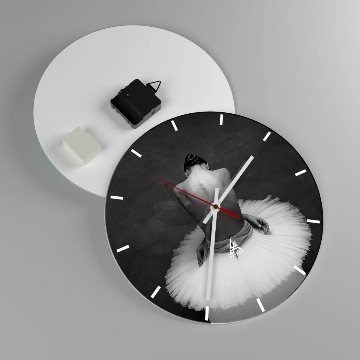 Nástěnné hodiny - Tanečnice v tylové sukni sedící pozpátku v černé a bílé - 30x30cm - Právě kvete - Moderní nástěnná dekorace do obývacího pokoje, kuchyně a ložnice ARTTOR