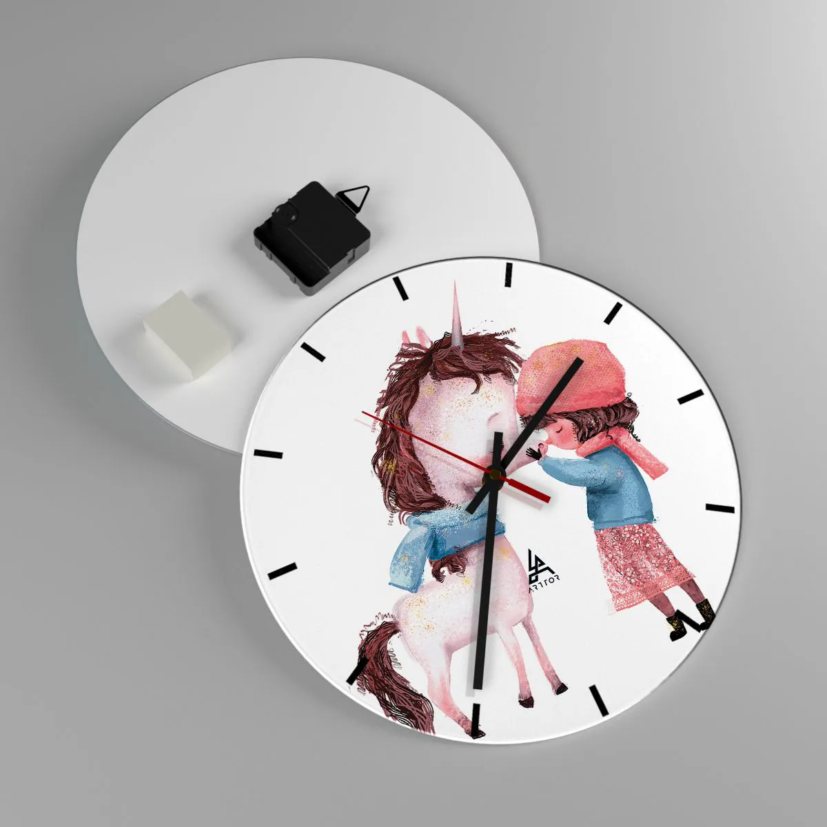 Vægur, Uret - En pige i vintertøj, der kysser en enhjørning på en hvid baggrund - 30x30cm - En vinterhistorie - Moderne vægdekoration til stue, køkken og soveværelse ARTTOR