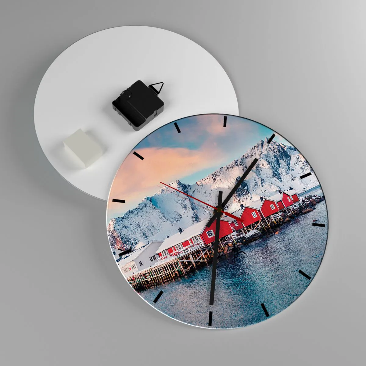 Vægur, Uret - Røde huse mod baggrunden af snedækkede bjerge og havet - 30x30cm - Nordlig tilbagetrækning - Moderne vægdekoration til stue, køkken og soveværelse ARTTOR