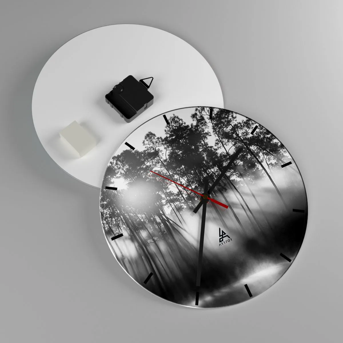 Horloge murale - Pendule murale - Une photographie en noir et blanc d'une forêt enveloppée de brouillard au lever du soleil. - 30x30cm - Soleil inarrêtable - Décoration murale moderne pour le salon, la cuisine et la chambre ARTTOR