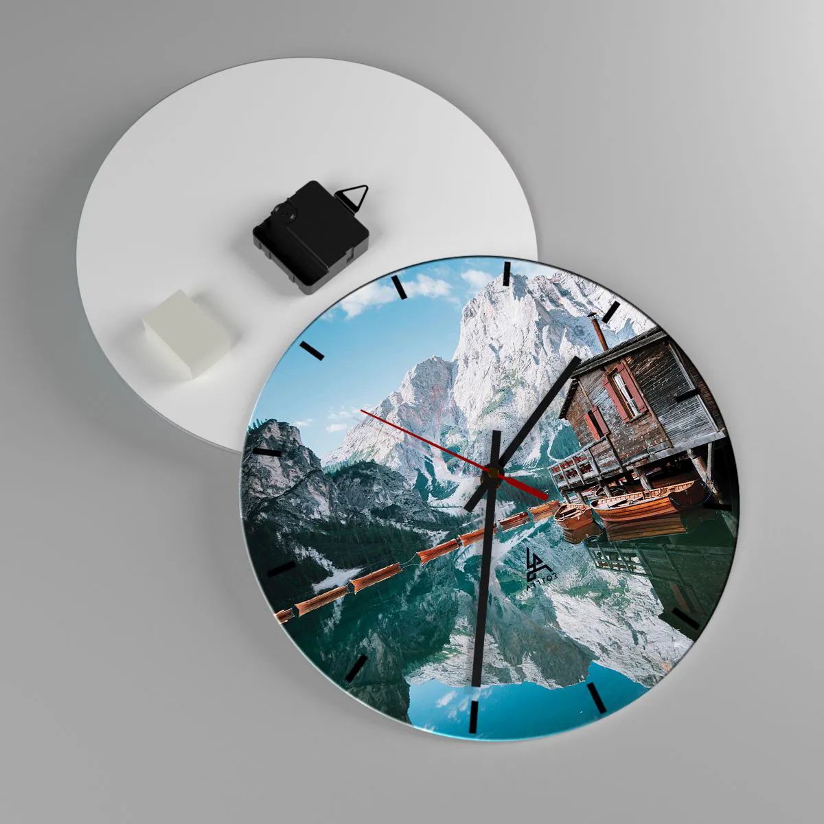 Relógio de parede - Relógio em vidro - Um lago de montanha com barcos de madeira e uma cabana na margem - 30x30cm - Manhã cristalina nas montanhas - Decoração de parede moderna para a sala de estar, cozinha e quarto ARTTOR