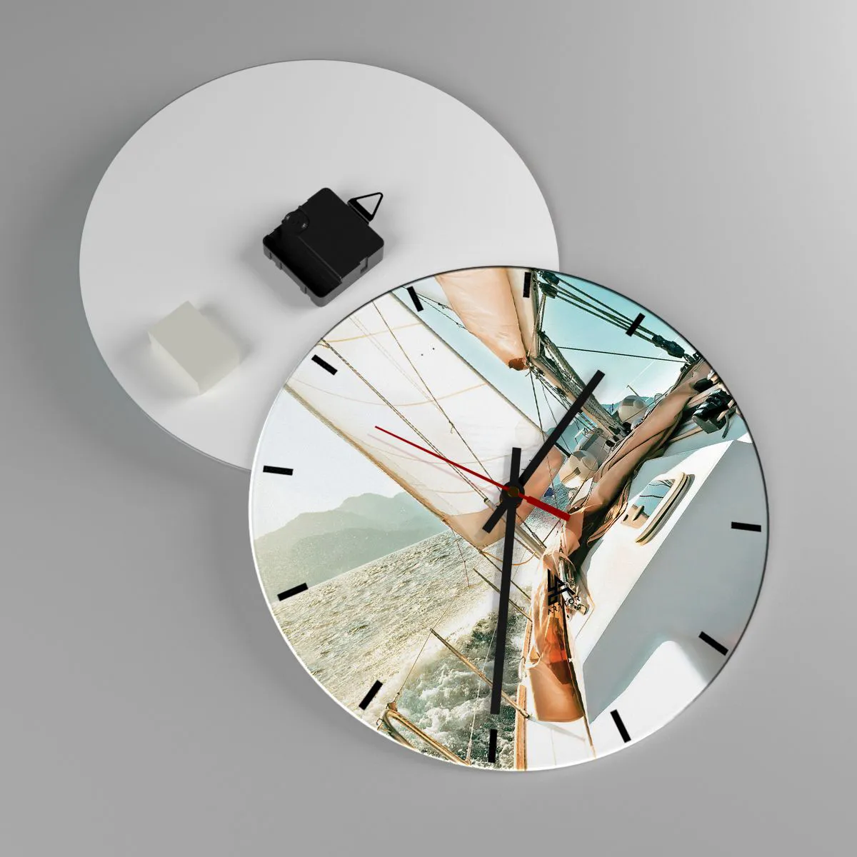 Väggklocka - Klocka på glas - En segelbåt som seglar genom grov sjö på en solig dag - 30x30cm - Under full segel - Modern väggdekoration för vardagsrum, kök och sovrum ARTTOR