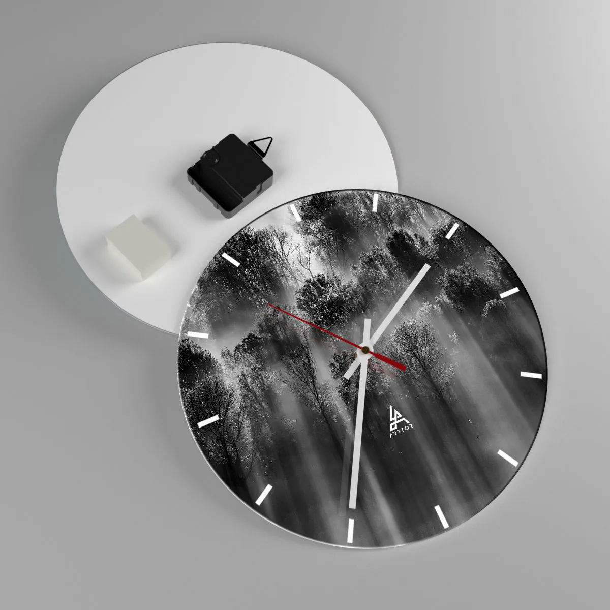 Wanduhr - Glasuhr - Ein schwarz-weißer Wald, beleuchtet von Lichtstrahlen - 30x30cm - In Lichtstrahlen - Moderne Wanddekoration für Wohnzimmer, Küche und Schlafzimmer ARTTOR