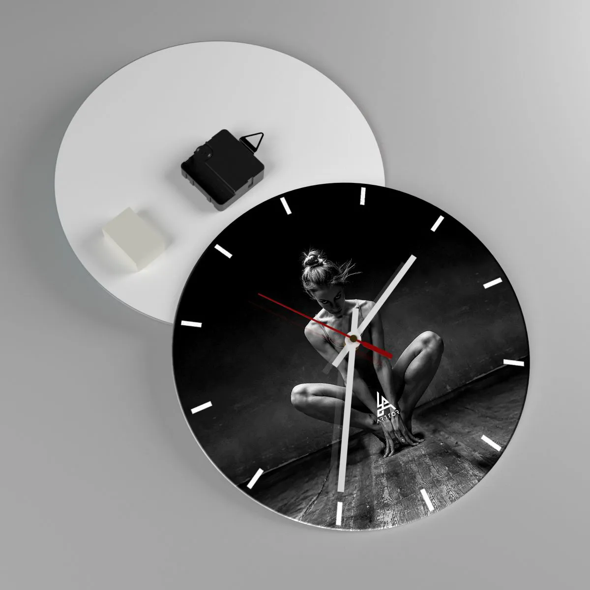 Ceas de perete - Ceas pe sticlă - Portret alb-negru al unui dansator într-o poză dinamică - 30x30cm - Energie de dans concentrată - Decorațiune modernă pentru perete pentru living, bucătărie și dormitor ARTTOR