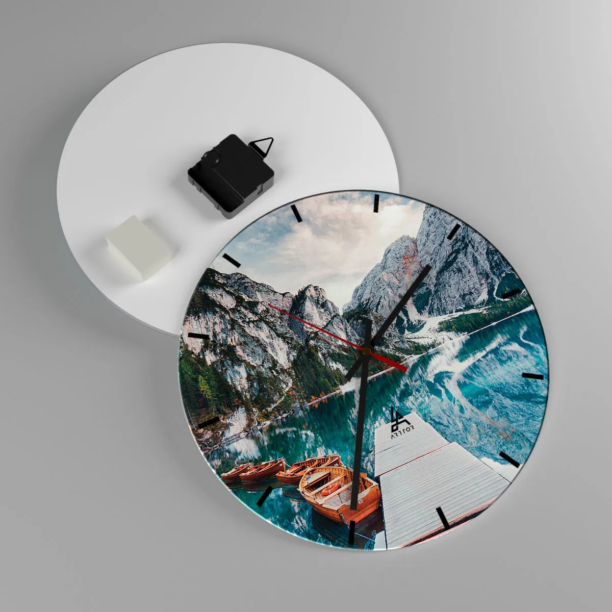 Ceas de perete - Ceas pe sticlă - Un debarcader din lemn și bărci pe fundalul unui lac de munte - 30x30cm - Îți vom arăta frumusețea - Decorațiune modernă pentru perete pentru living, bucătărie și dormitor ARTTOR