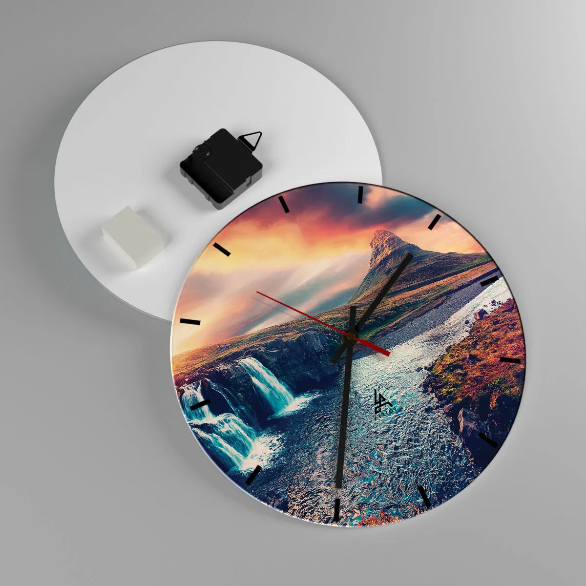 Nástenné hodiny - Horská krajina s vodopádom pri západe slnka - 30x30cm - V majestáte prírody - Moderná nástenná dekorácia do obývacej izby, kuchyne a spálne ARTTOR