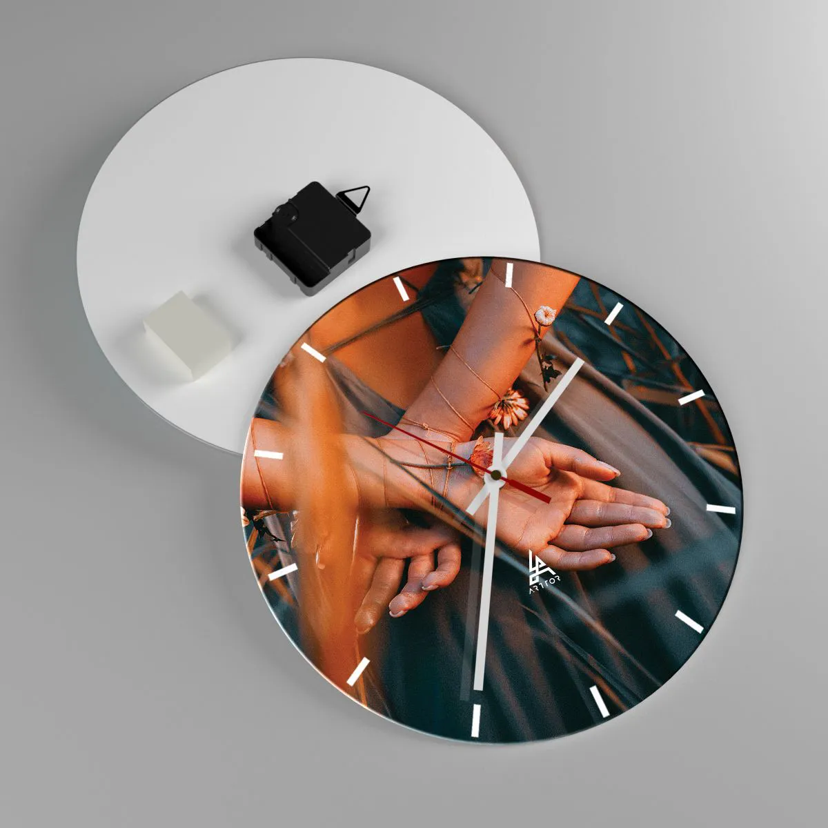 Väggklocka - Klocka på glas - Närbild av knäppta händer sammanflätade med växter - 30x30cm - Bunden till naturen - Modern väggdekoration för vardagsrum, kök och sovrum ARTTOR