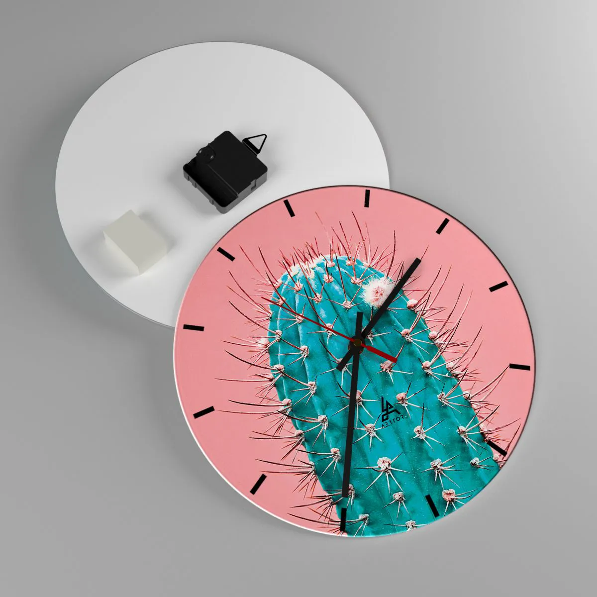 Relógio de parede - Relógio em vidro - Close-up de um cacto turquesa em um fundo rosa - 30x30cm - Apenas olhe - Decoração de parede moderna para a sala de estar, cozinha e quarto ARTTOR
