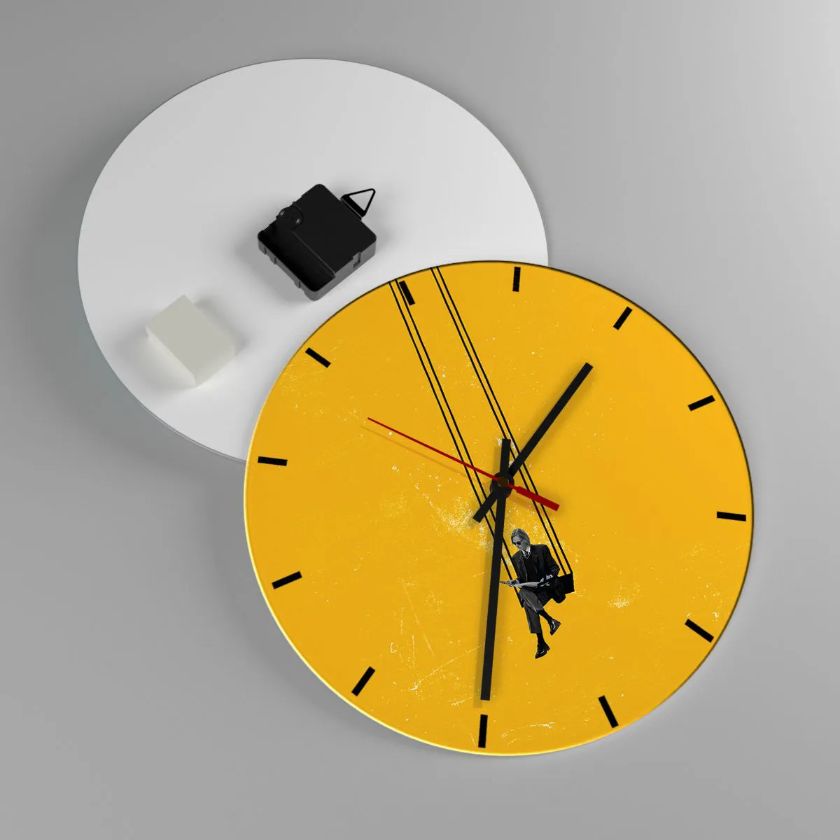 Ceas de perete - Ceas pe sticlă - Un bărbat în costum citind pe un leagăn pe un fundal galben. - 30x30cm - O zi ca oricare alta - Decorațiune modernă pentru perete pentru living, bucătărie și dormitor ARTTOR