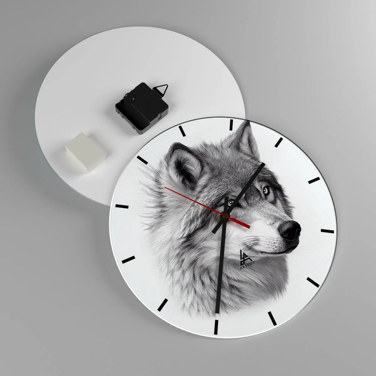 Wanduhr - Glasuhr - Ein Schwarz-Weiß-Porträt eines Wolfes mit durchdringendem Blick. - 30x30cm - Alpha – ohne Zweifel - Moderne Wanddekoration für Wohnzimmer, Küche und Schlafzimmer ARTTOR