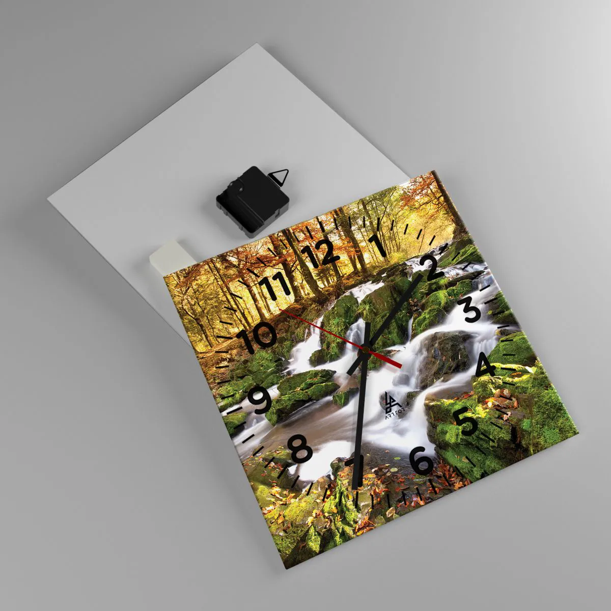 Väggklocka - Klocka på glas - Kvickt genom höstskogen - 30x30 cm