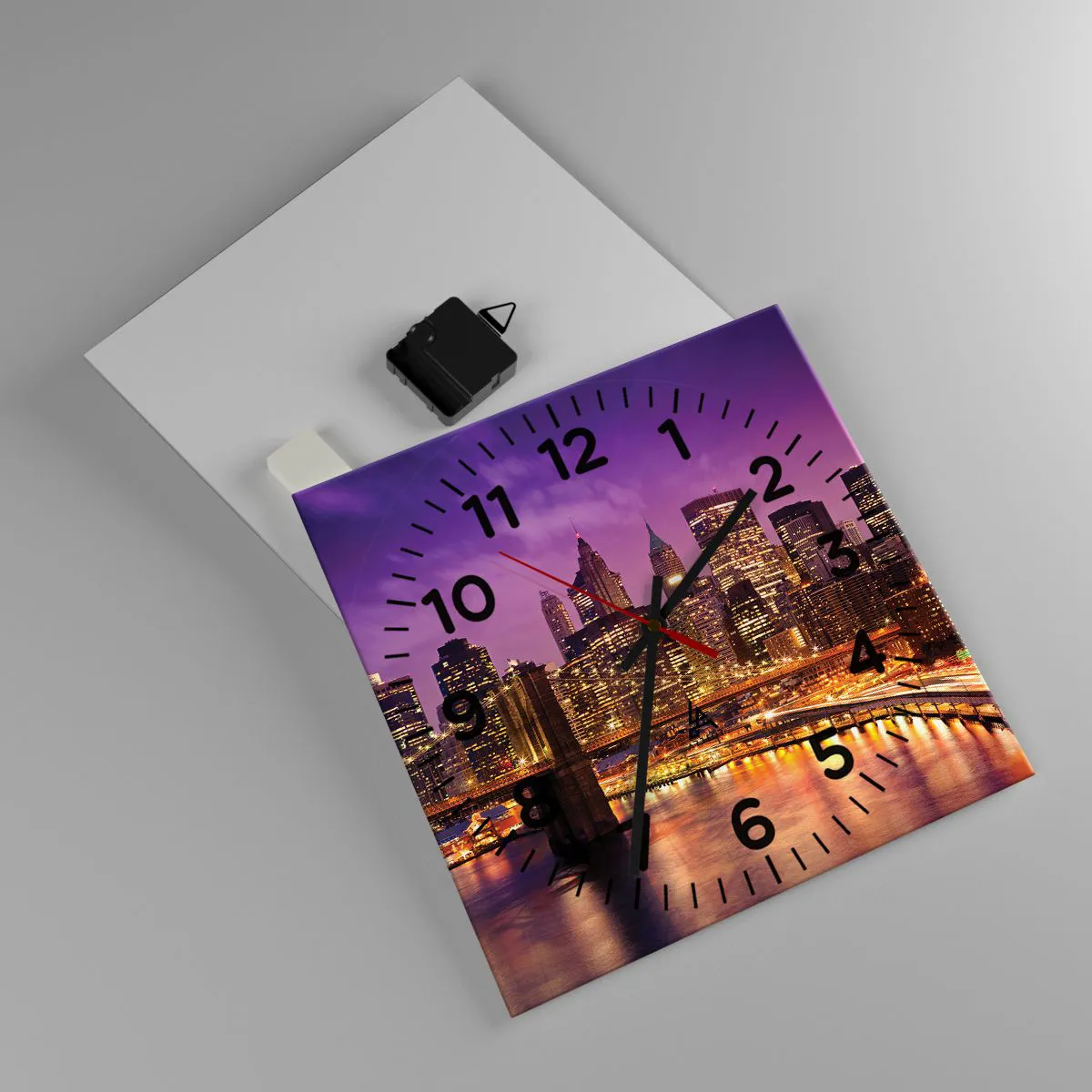 Väggklocka - Klocka på glas - Manhattan i violett och guld - 30x30 cm