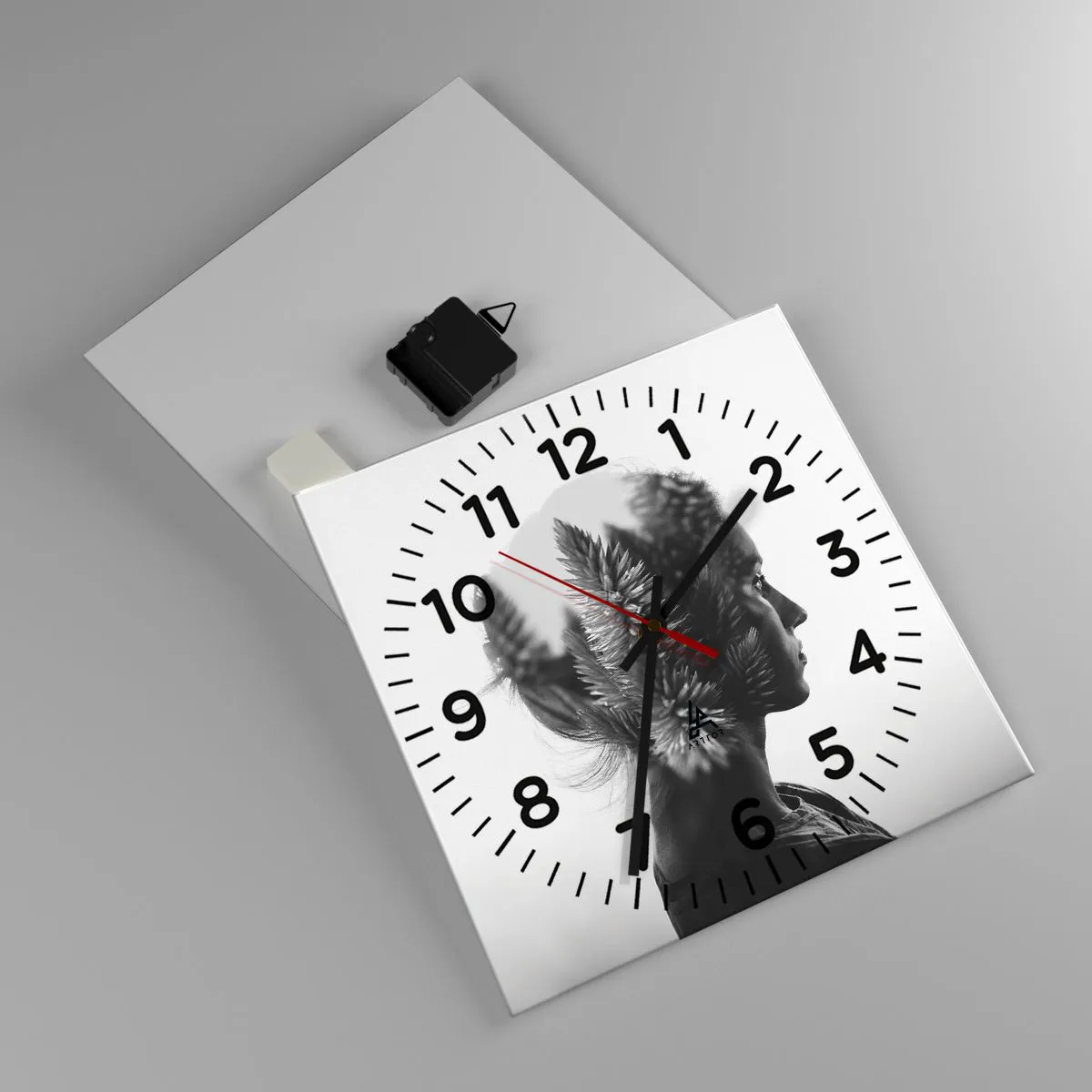 Väggklocka - Klocka på glas - Furuskogens härskarinna - 30x30 cm