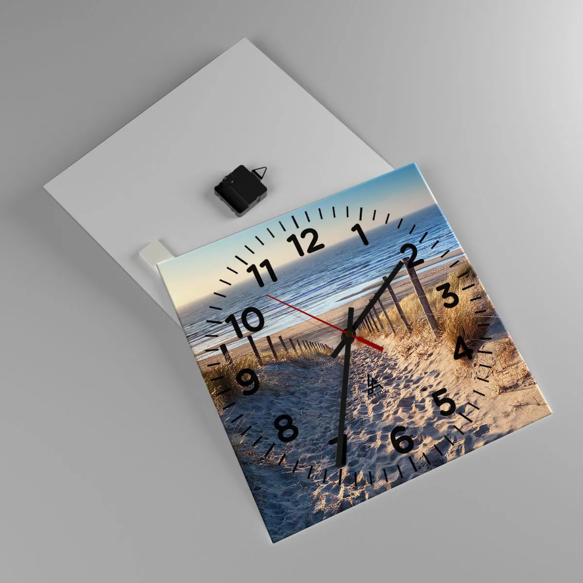 Vægur, Uret - Havet brummer, fuglene synger, en vild strand midt i græsset.... - 40x40 cm