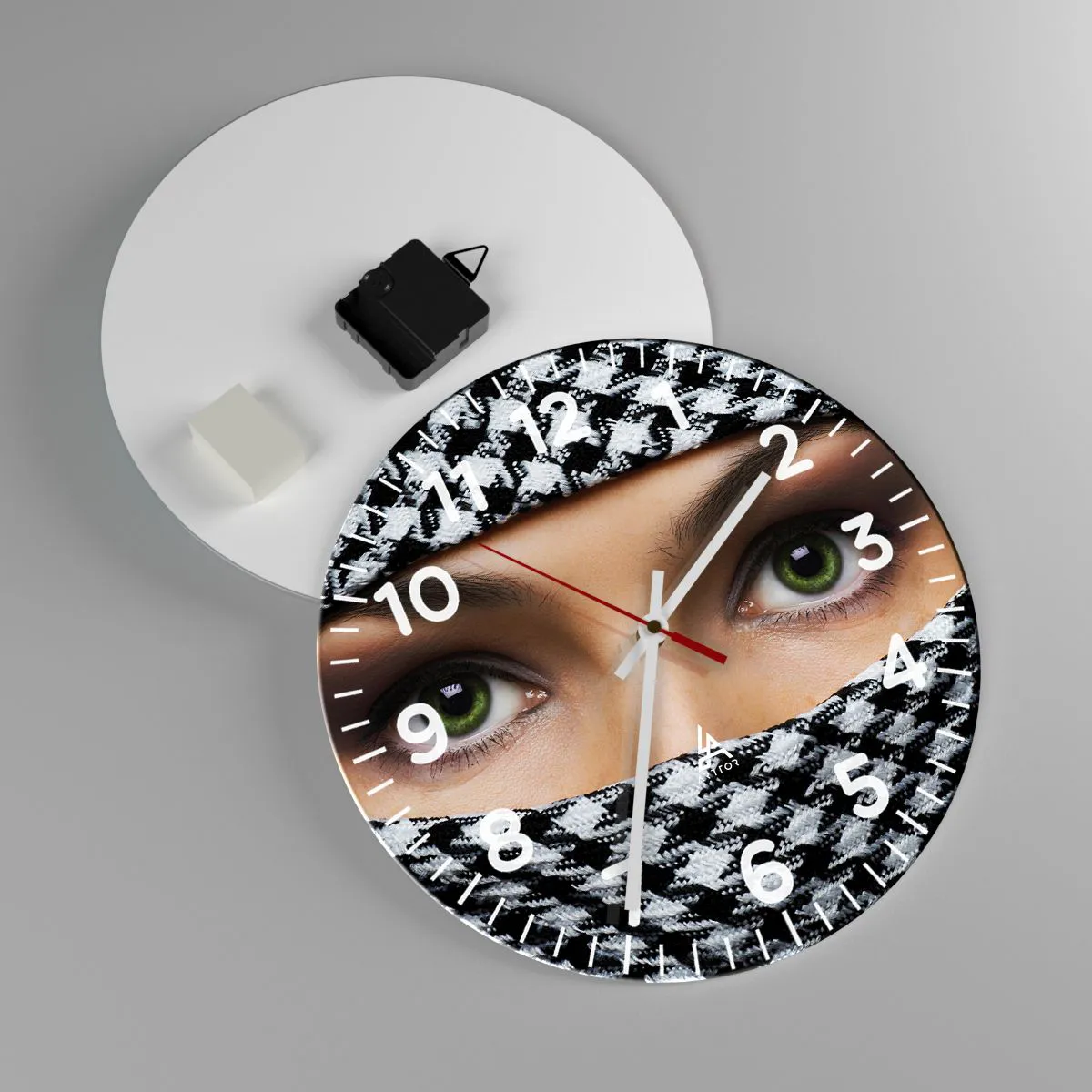 Falióra, Óra - Egy fátyolos zöld szemű szépség portréja - 30x30 cm