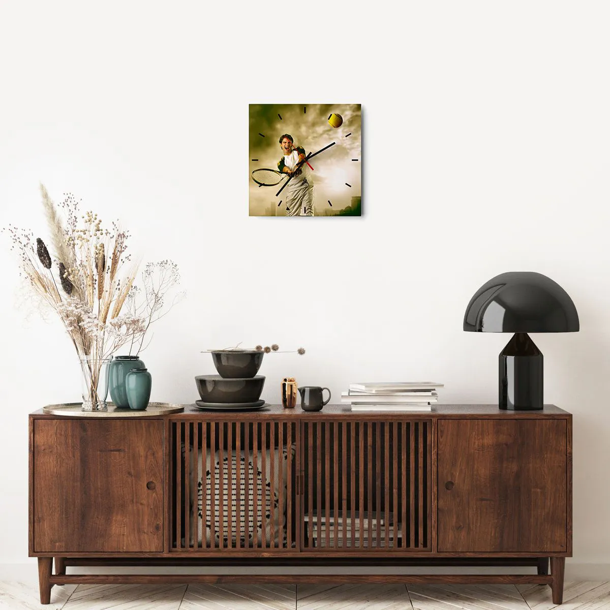 Wanduhr - Glasuhr - Tennisspieler in Aktion während eines Spiels vor dem Hintergrund einer urbanen Landschaft - 30x30cm - Energie und Freude - Moderne Wanddekoration für Wohnzimmer und Schlafzimmer ARTTOR