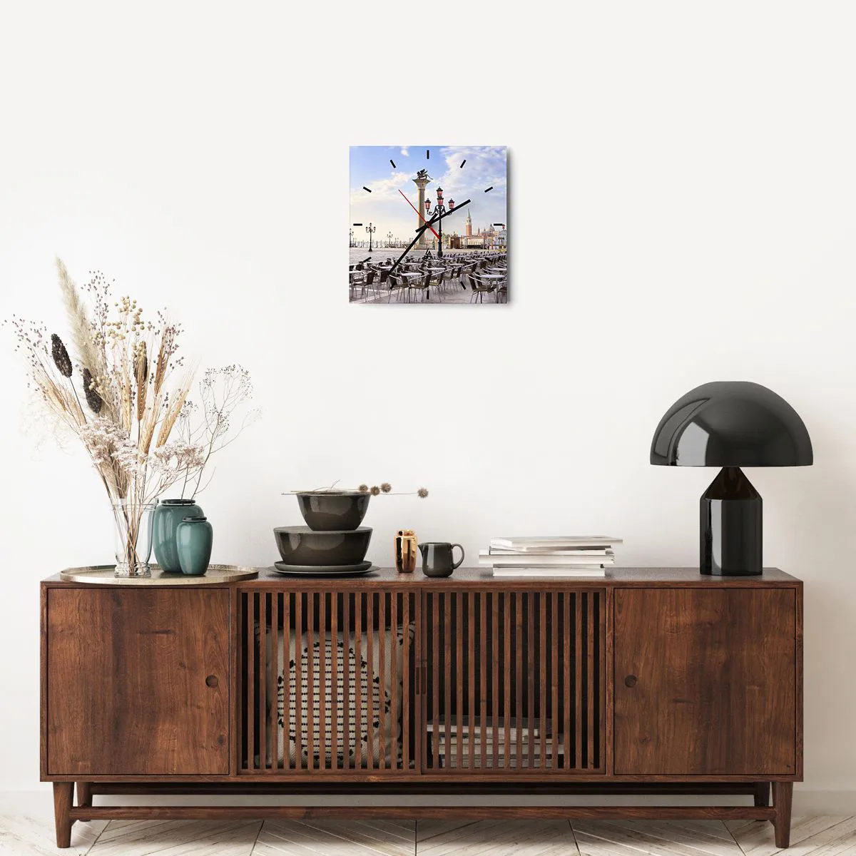Reloj de pared - Reloj de vidrio - Venecia, vista de la plaza con columnas y mesas de café. - 30x30cm - Vamos, todo está listo - Decoración de pared moderna para salón y dormitorio ARTTOR