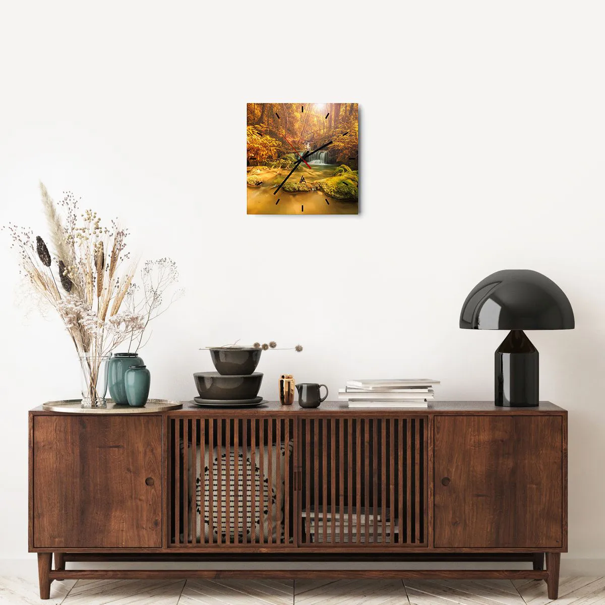 Wanduhr - Glasuhr - Ein goldener Wasserfall in einem herbstlichen Wald, umgeben von Grün - 30x30cm - Waldkaskade in Gold - Moderne Wanddekoration für Wohnzimmer und Schlafzimmer ARTTOR