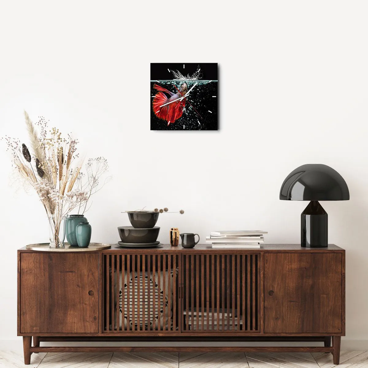 Wanduhr - Glasuhr - Ein prächtiger Kampffisch im Wasser vor dunklem Hintergrund - 30x30cm - Du hast drei Wünsche - Moderne Wanddekoration für Wohnzimmer und Schlafzimmer ARTTOR