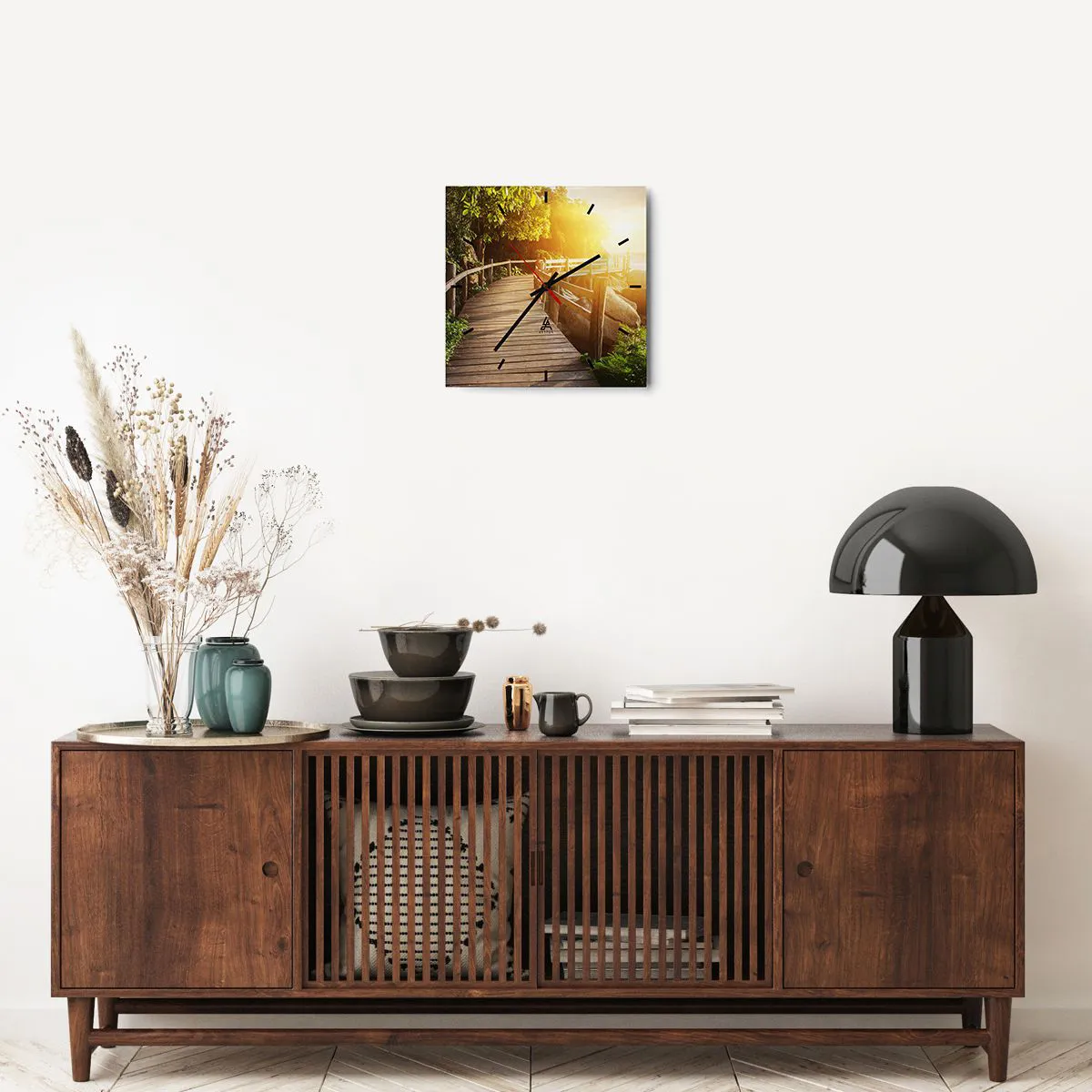 Wanduhr - Glasuhr - Eine Holzbrücke im Grünen, die in den Sonnenstrahlen zum Meer führt - 30x30cm - Noch eine Wendung, ein weiteres Wunder - Moderne Wanddekoration für Wohnzimmer und Schlafzimmer ARTTOR