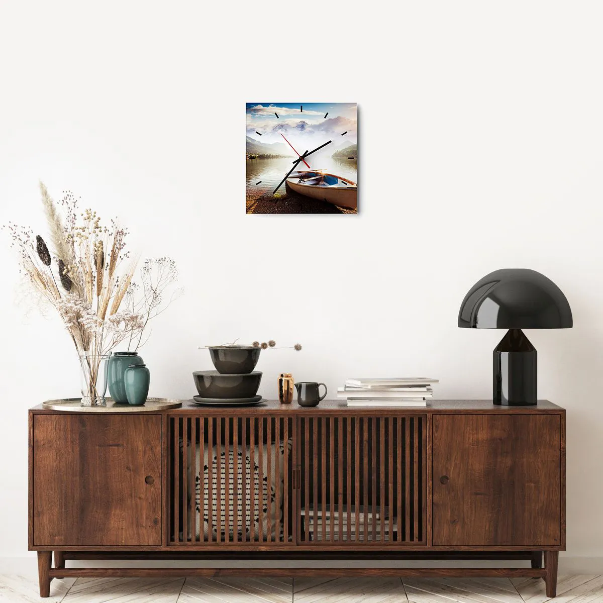 Wanduhr - Glasuhr - Ein Boot am Ufer eines Sees mit Blick auf die Berge am Morgen - 30x30cm - Am tollen und klaren Wasser - Moderne Wanddekoration für Wohnzimmer und Schlafzimmer ARTTOR