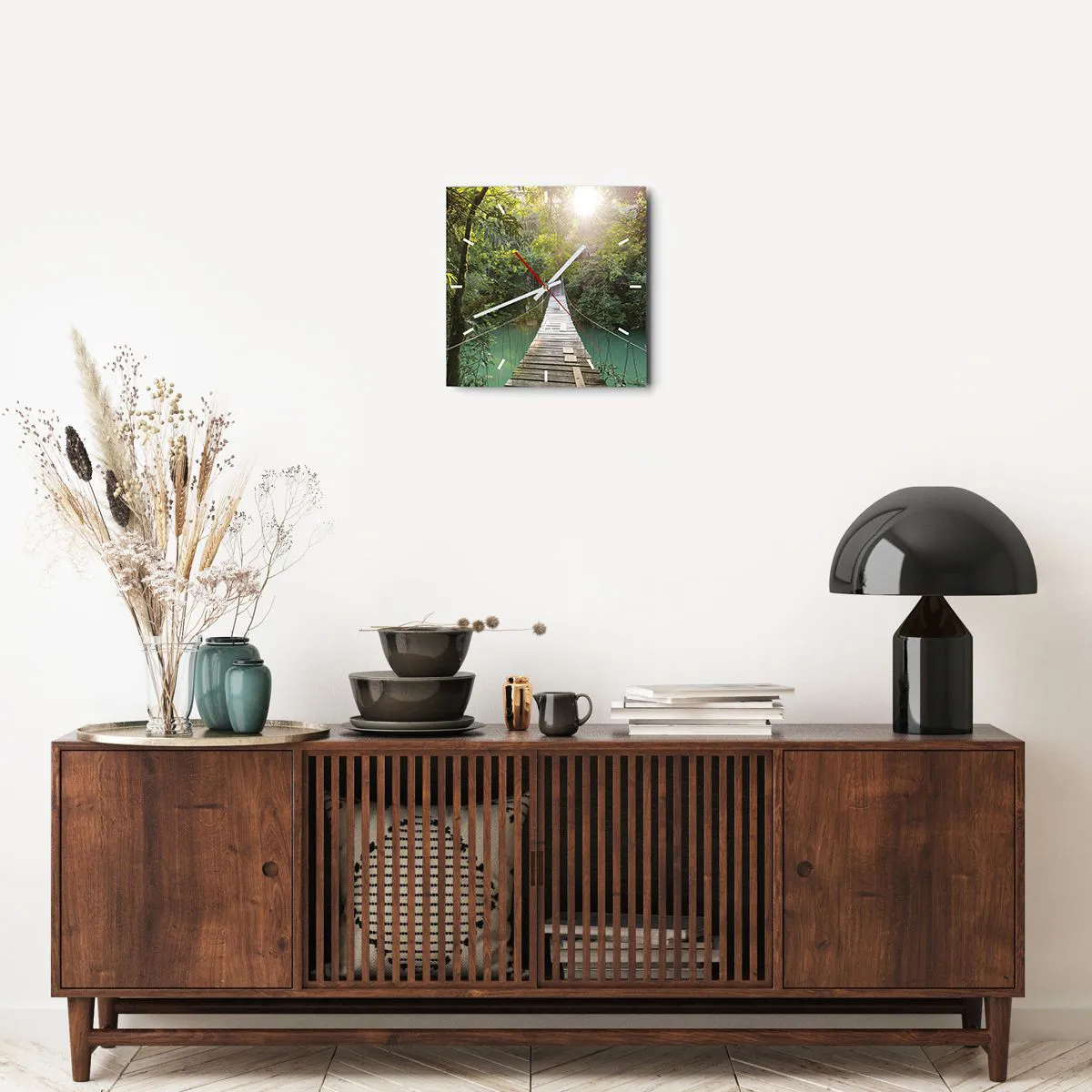 Wanduhr - Glasuhr - Eine Hängebrücke in einem tropischen Wald, beleuchtet vom Sonnenlicht. - 30x30cm - Über das azurblaue Wasser zum azurblauen Wald - Moderne Wanddekoration für Wohnzimmer und Schlafzimmer ARTTOR
